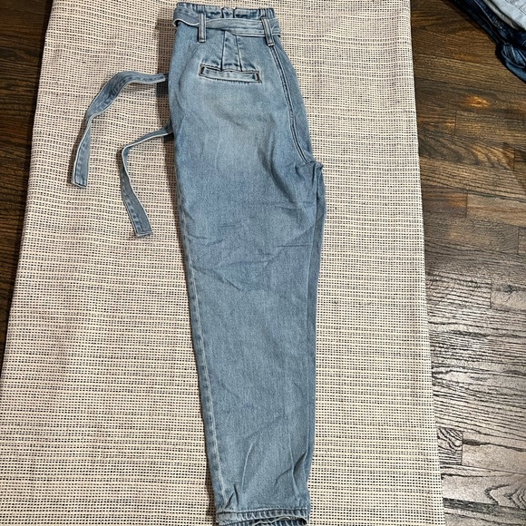 American Eagle Outfitters Highest Waist Mom Jean | 4 Short | Blue Heaven - Picture 2 of 3